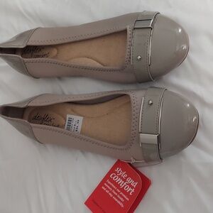 Brand new women's dexflex comfort beige, captoe flats. Size 9.5 tan color.